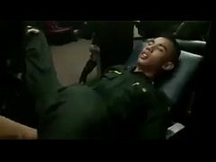 คลิปxเกย์ ทหารหมวกแดงเอาตูดเด็ก รด.มาฝึกที่ค่ายเห็นเด็กผู้ชายหล่อๆมันอดมจๆม่ไหวจัดคาเครื่องแบบ