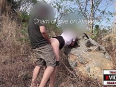 คลิปโป๊ เย็ดแฟนสาวคาชุดมหาลัย เย็ดท่าหมาป่ากลางป่าเขาเย็ดกันอย่างมันเสียงครางลั่นเขาเลย